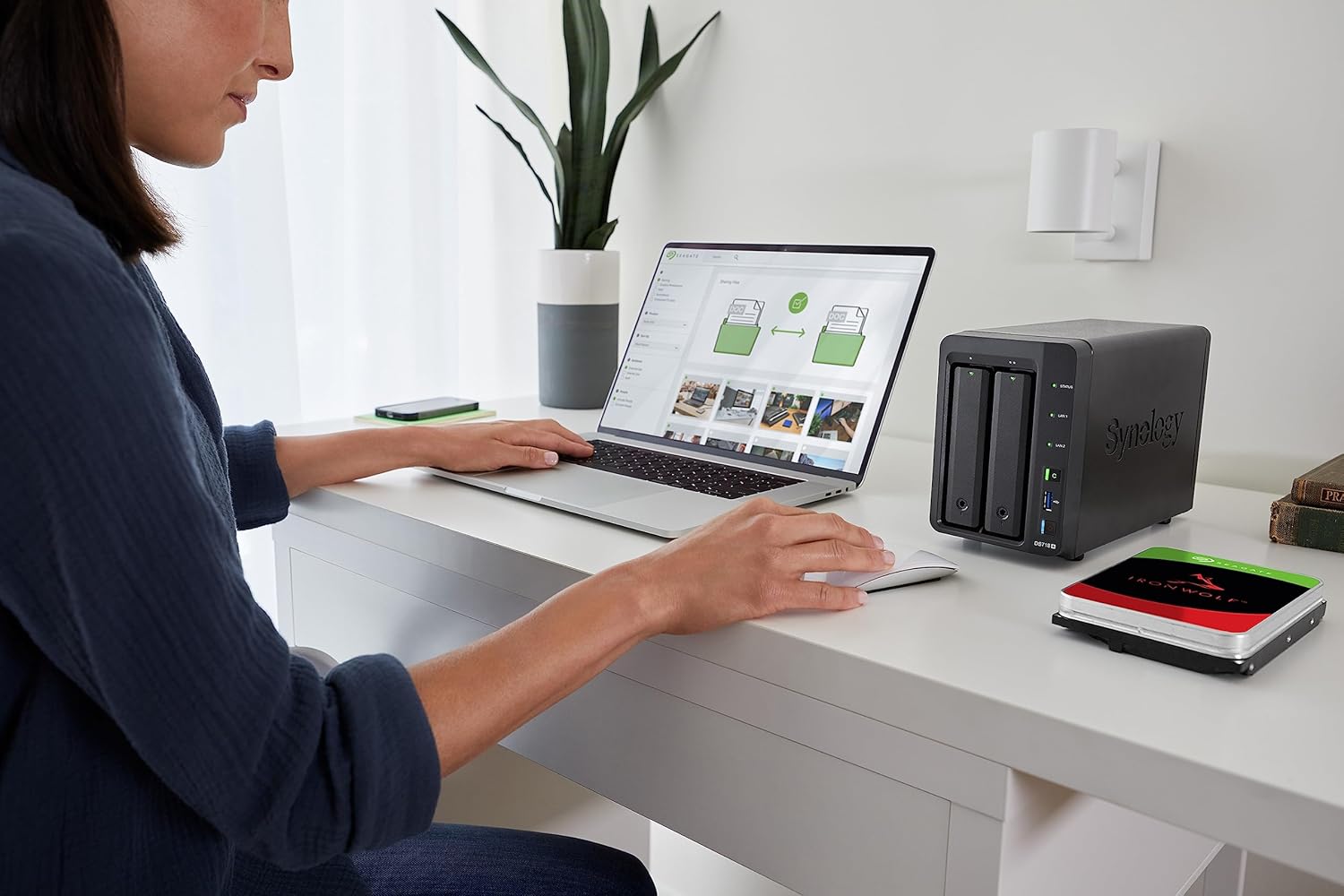 Seagate IronWolf 4TB, Internal Hard Drive, NAS HDD, CMR, 3.5 Inch, SATA 6 GB/s, 256 MB Cache for Network Attached Storage (RAID), Easy-Open Package, Rescue Services 